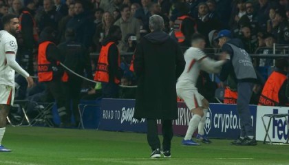 开云体育平台-切尔西2-5惨败巴黎！内托怒推球童引冲突，致敬阿扎尔？