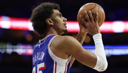 开云登录入口-火力压制！巴洛反击一马当先起飞暴扣 76人下半场13-2打停太阳